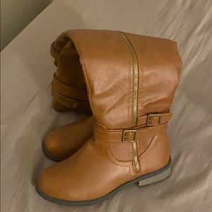 Clean brown boots super cute and cozy